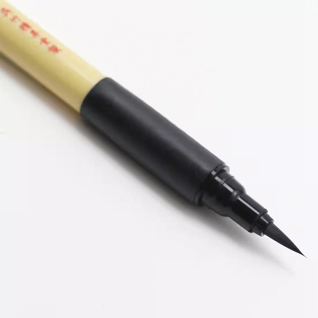 closeup of the brush nib of the Kuretake Bimoji Fude Medium Brush Pen