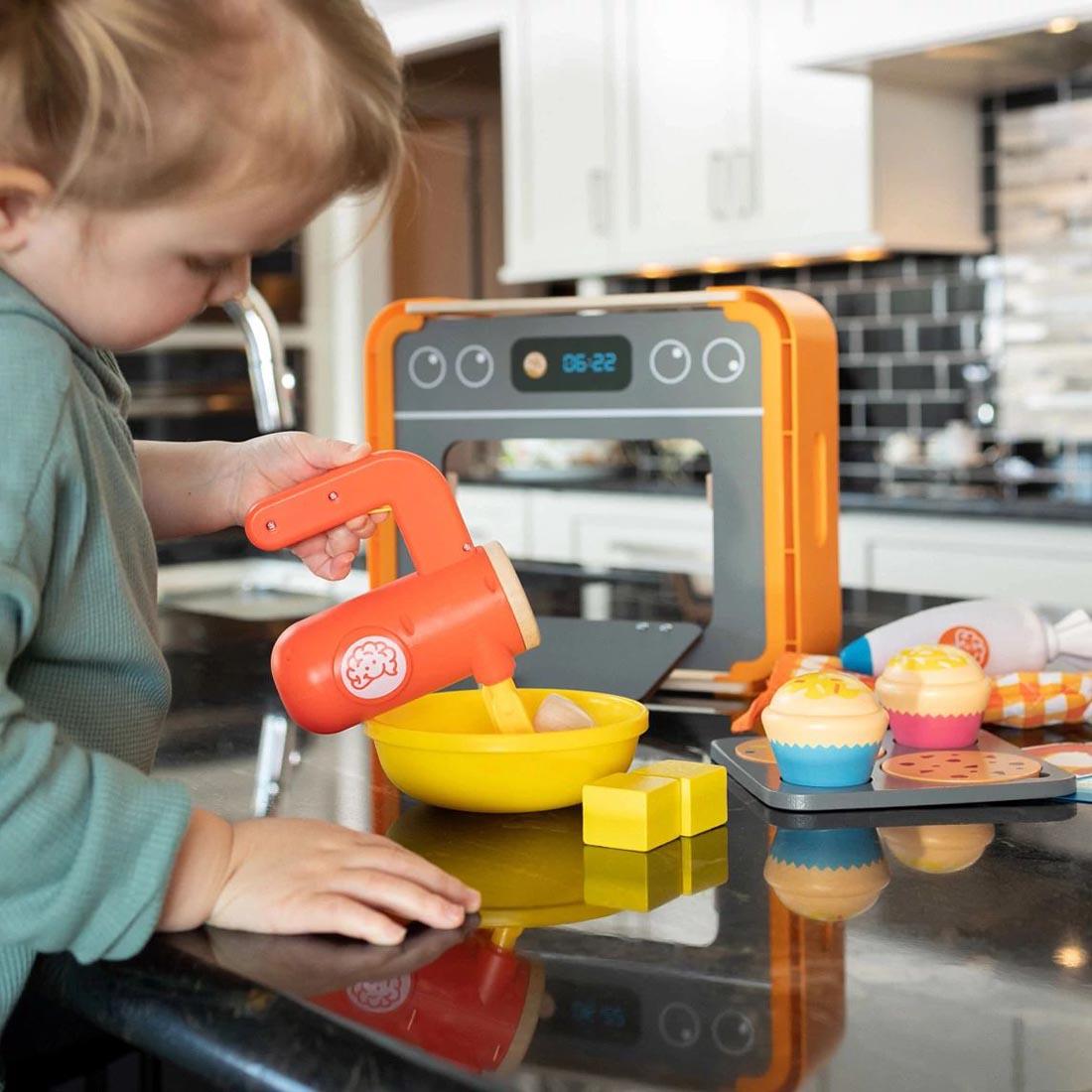 child playing with the Pretendables Bakery Set