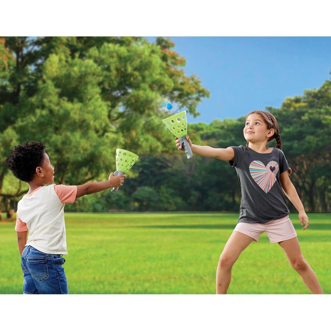 2 kids playing Snap 'N Catch By Kidoozie