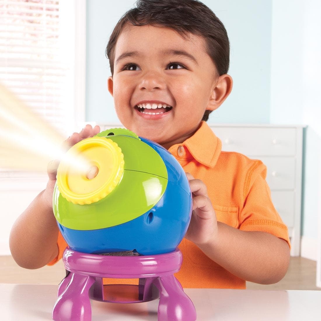 child using the Shining Stars Projector