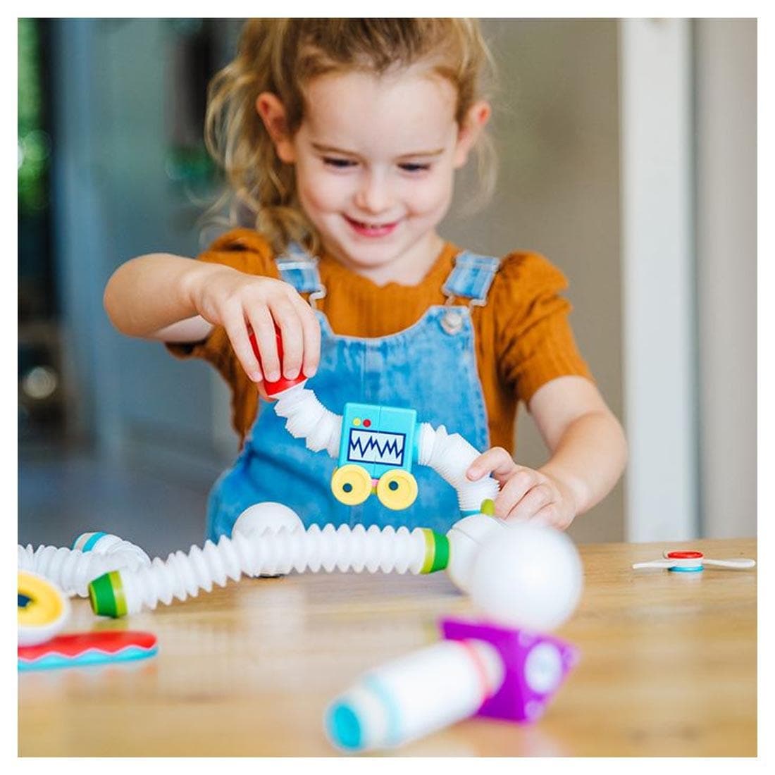 Child playing with the SMARTMAX Roboflex Plus Set on a table