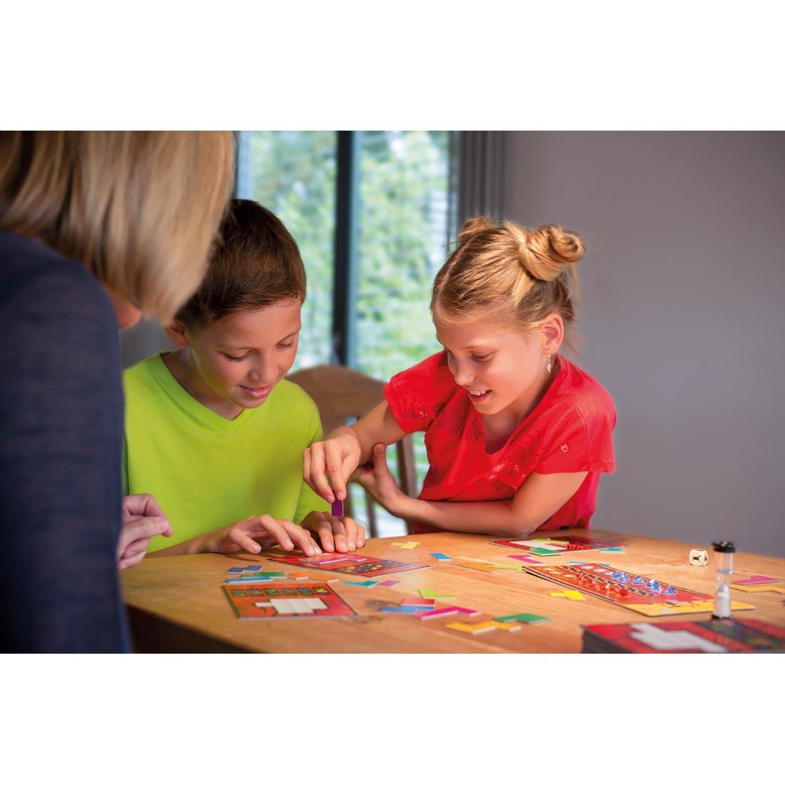 3 players playing the Ubongo puzzle game