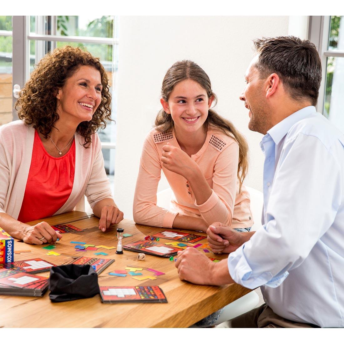 3 players playing the Ubongo puzzle game